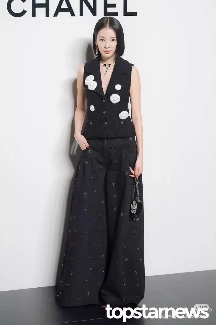 Chanel 23K embossed camellia black wide-leg jeans - Image 6