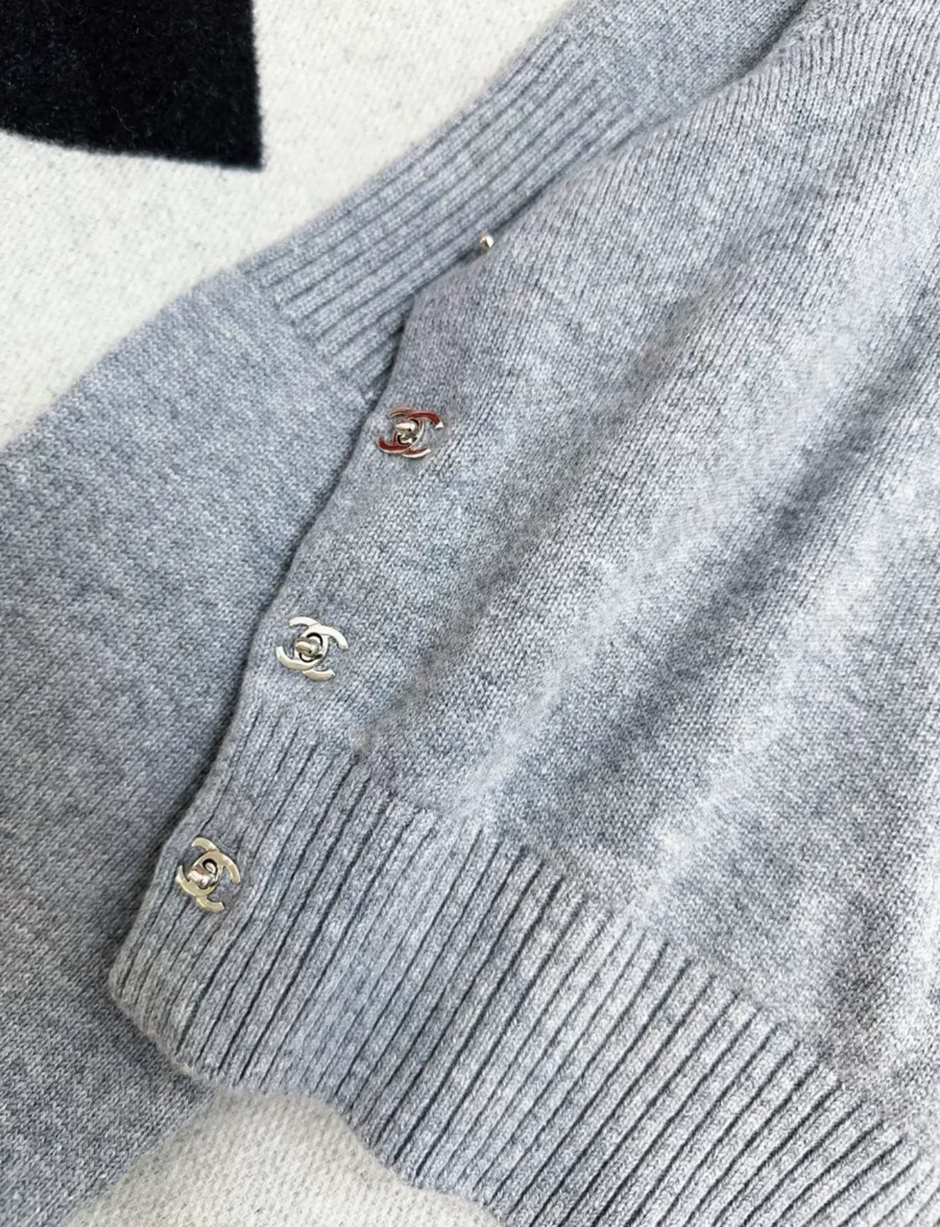 Chanel 24p Grey Cashmere Sweater - Image 3