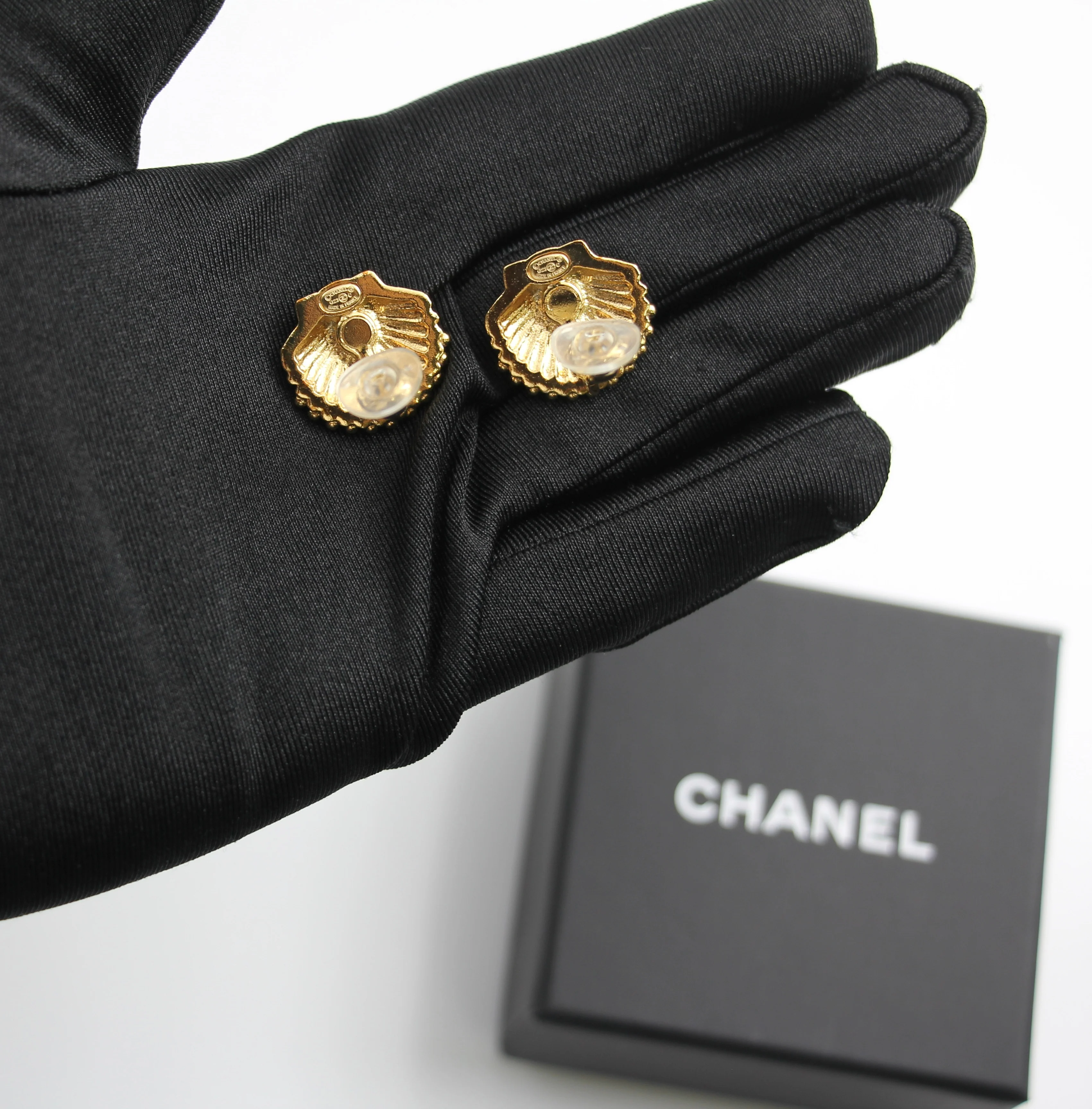 Chanel G23C Metal Shell Vic Gift Earrings - Image 11