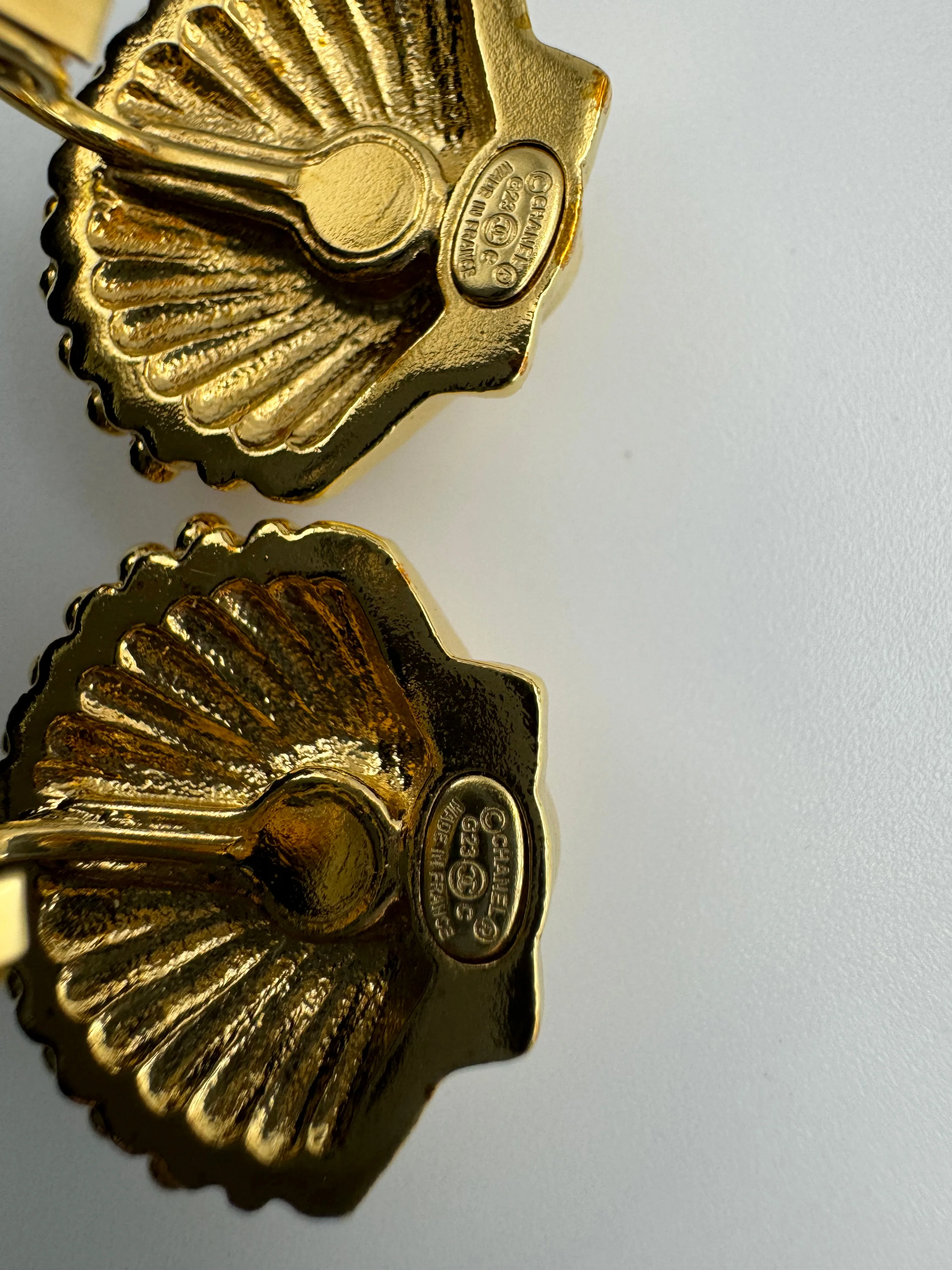 Chanel G23C Metal Shell Vic Gift Earrings - Image 12