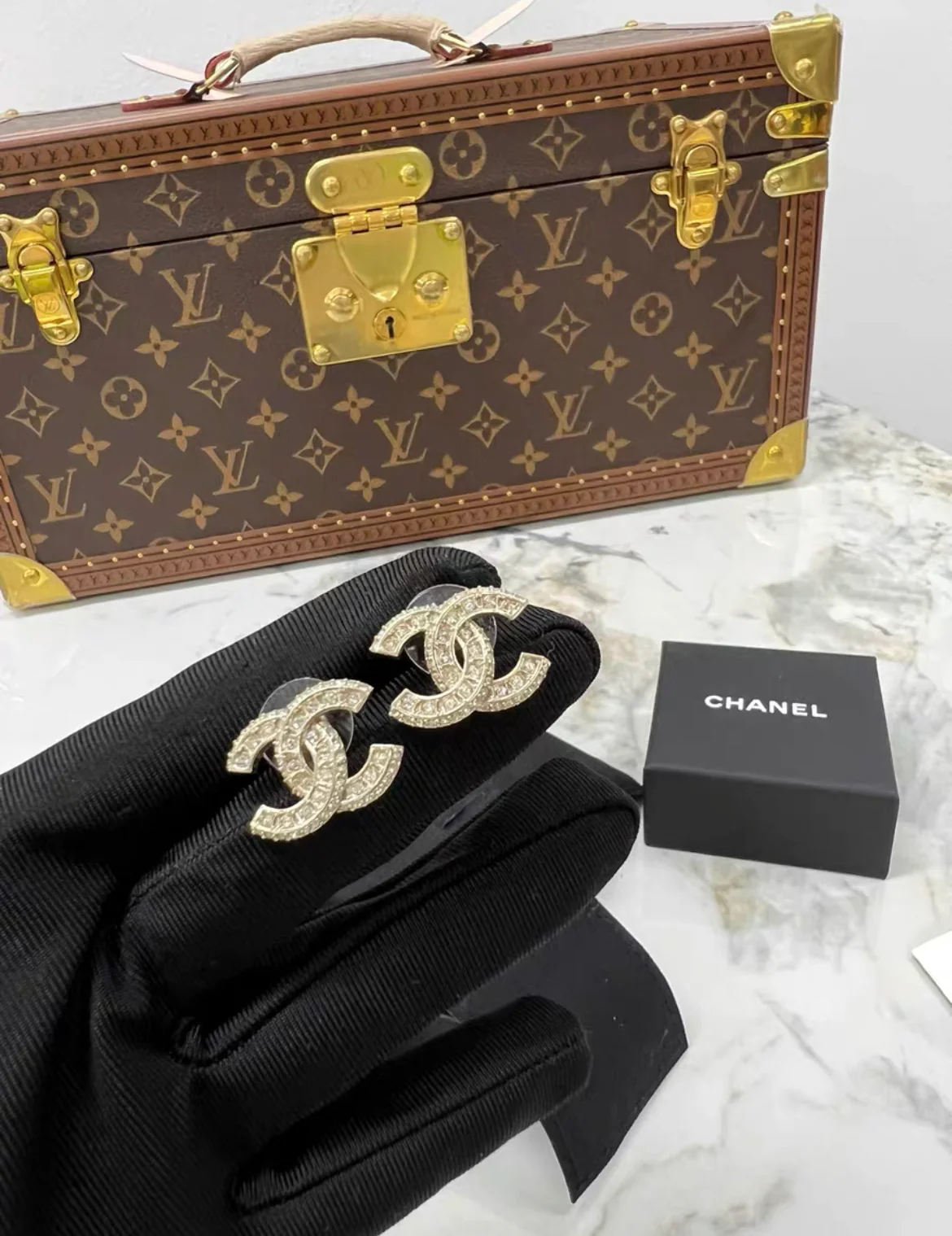 Chanel Gold Double C With Rhinestone earrings 2023 - Image 4
