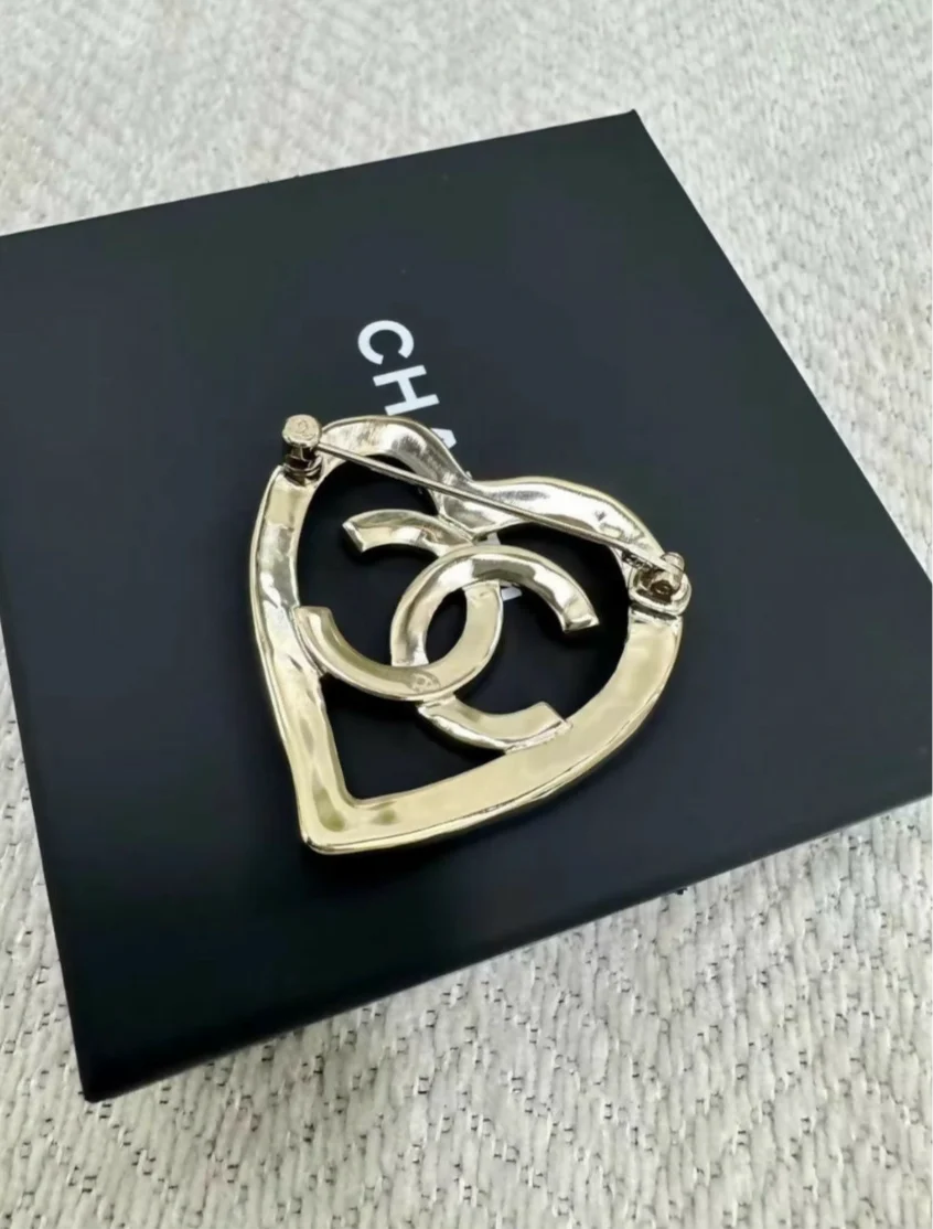 Chanel 22P gold hollow heart brooch - Image 2