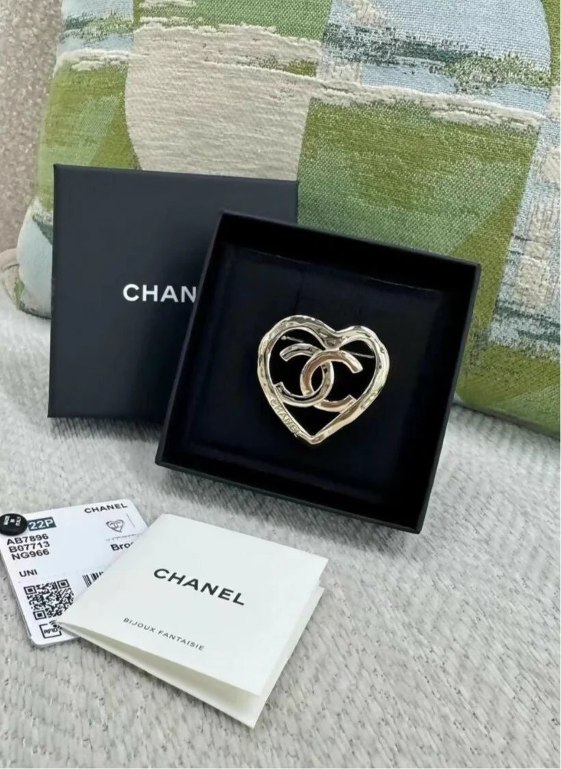 Chanel 22P gold hollow heart brooch - Image 3