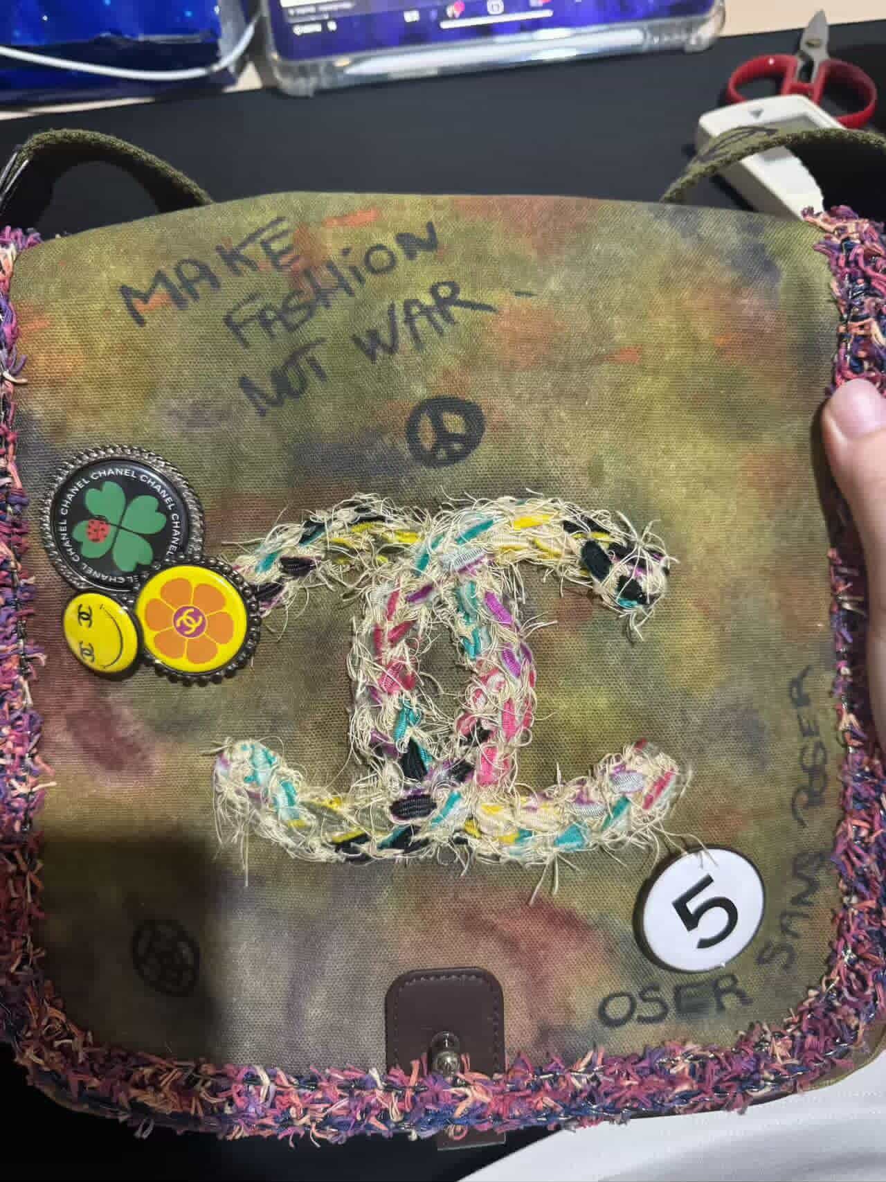 Chanel Graffiti messenger bag small - Image 4