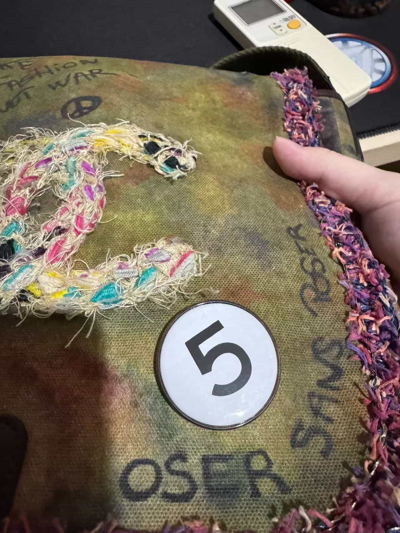 Chanel Graffiti messenger bag small - Image 8