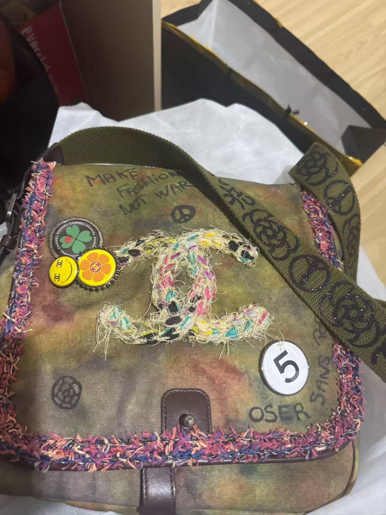 Chanel Graffiti messenger bag small - Image 9