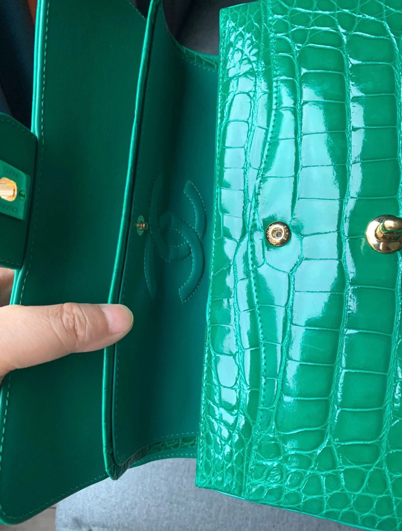 Chanel Green emerald alligator leather medium flap with gold hardware - Image 5