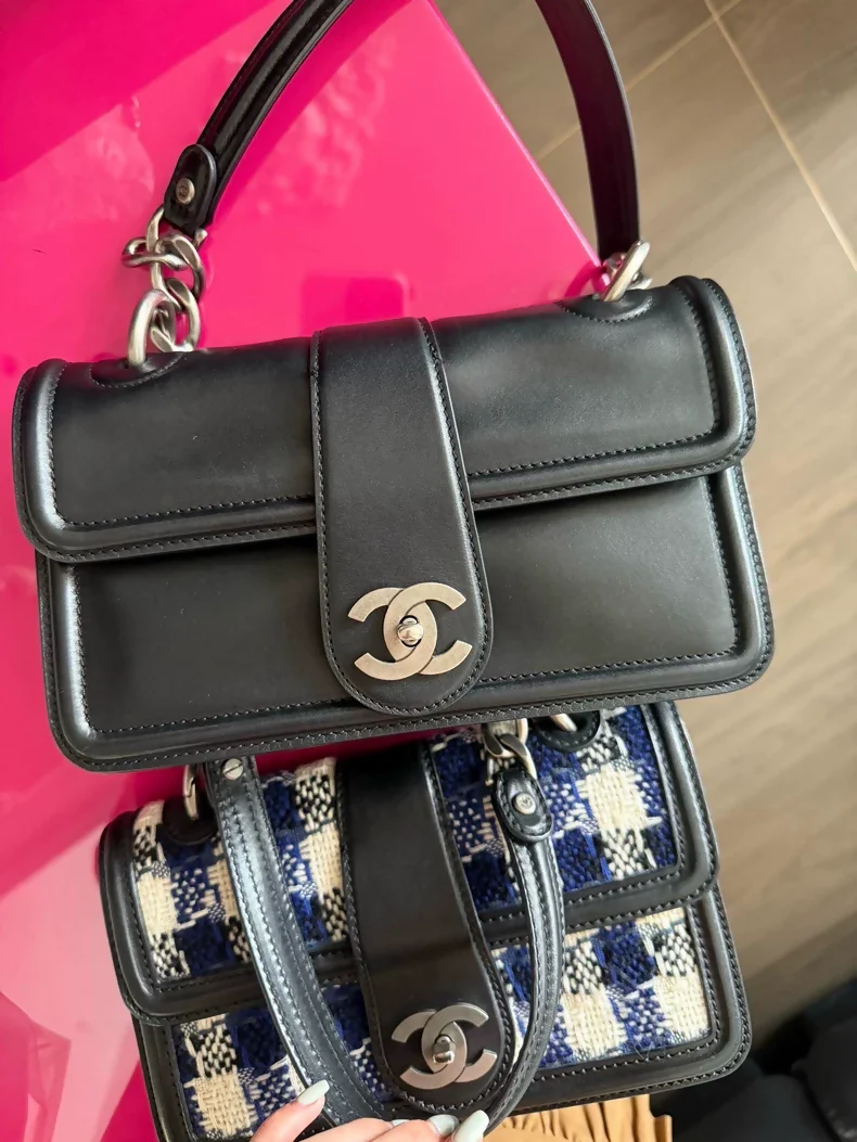 Chanel handbag in black and silver box calfskin with chain - Image 3