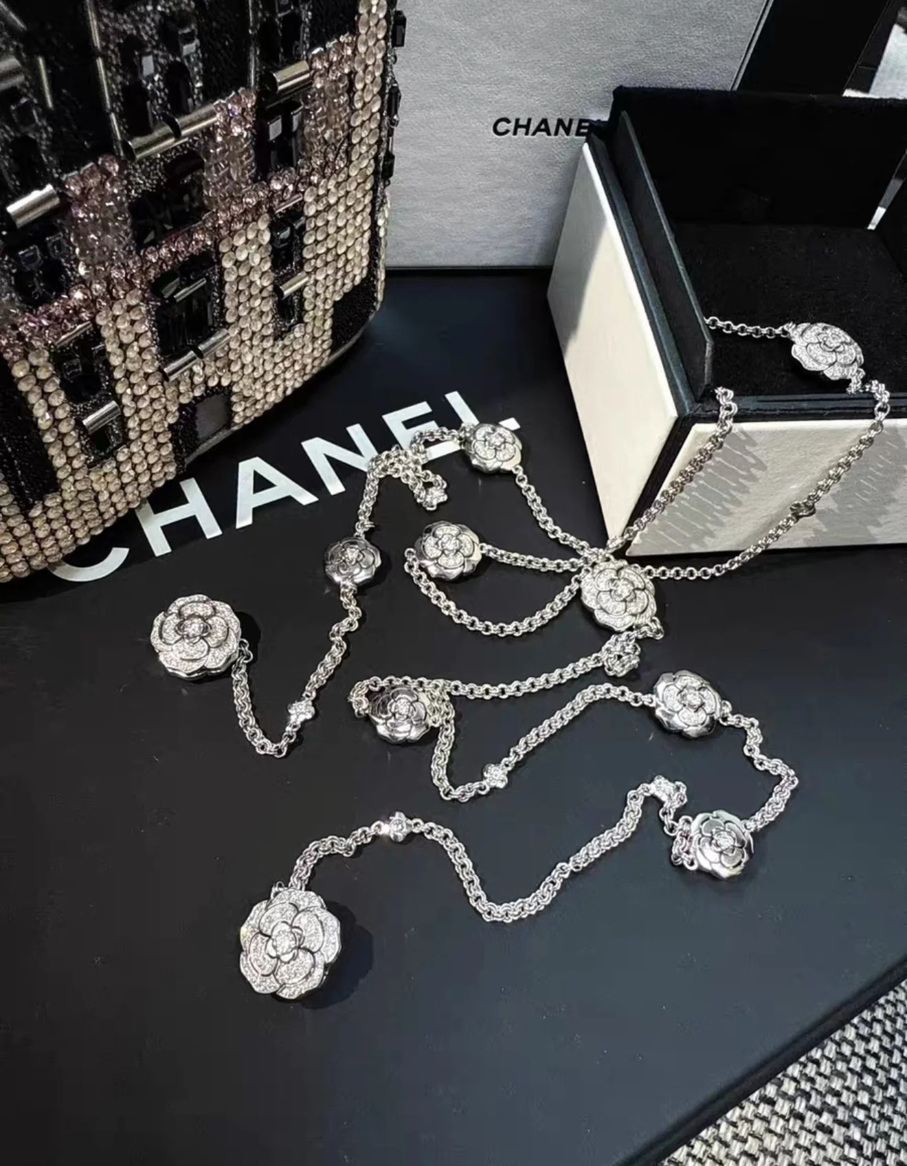 Chanel high jewellery 10 camellia flowers in 18k white gold and diamonds - Image 2
