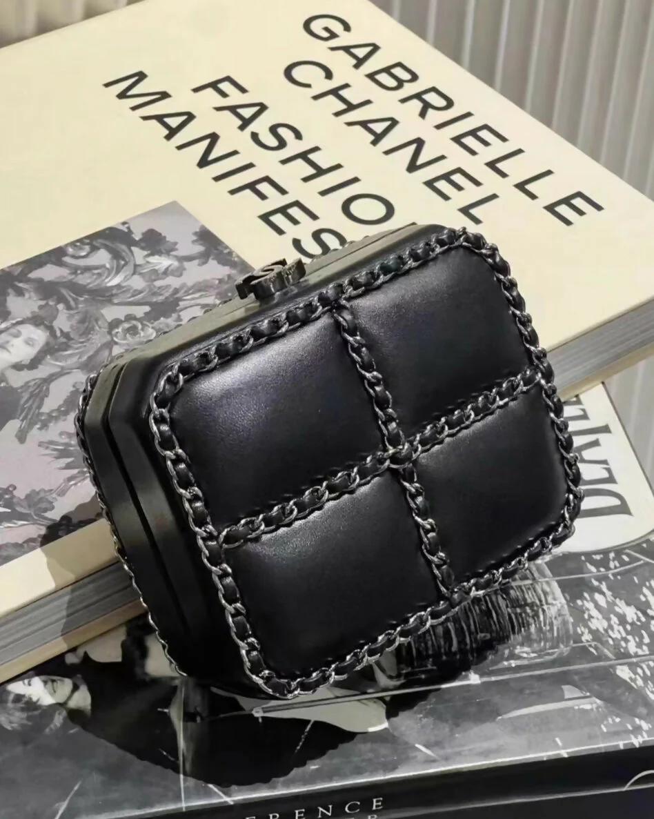 Chanel 2011 limited edition lambskin black and silver clutch minaudière - Image 2