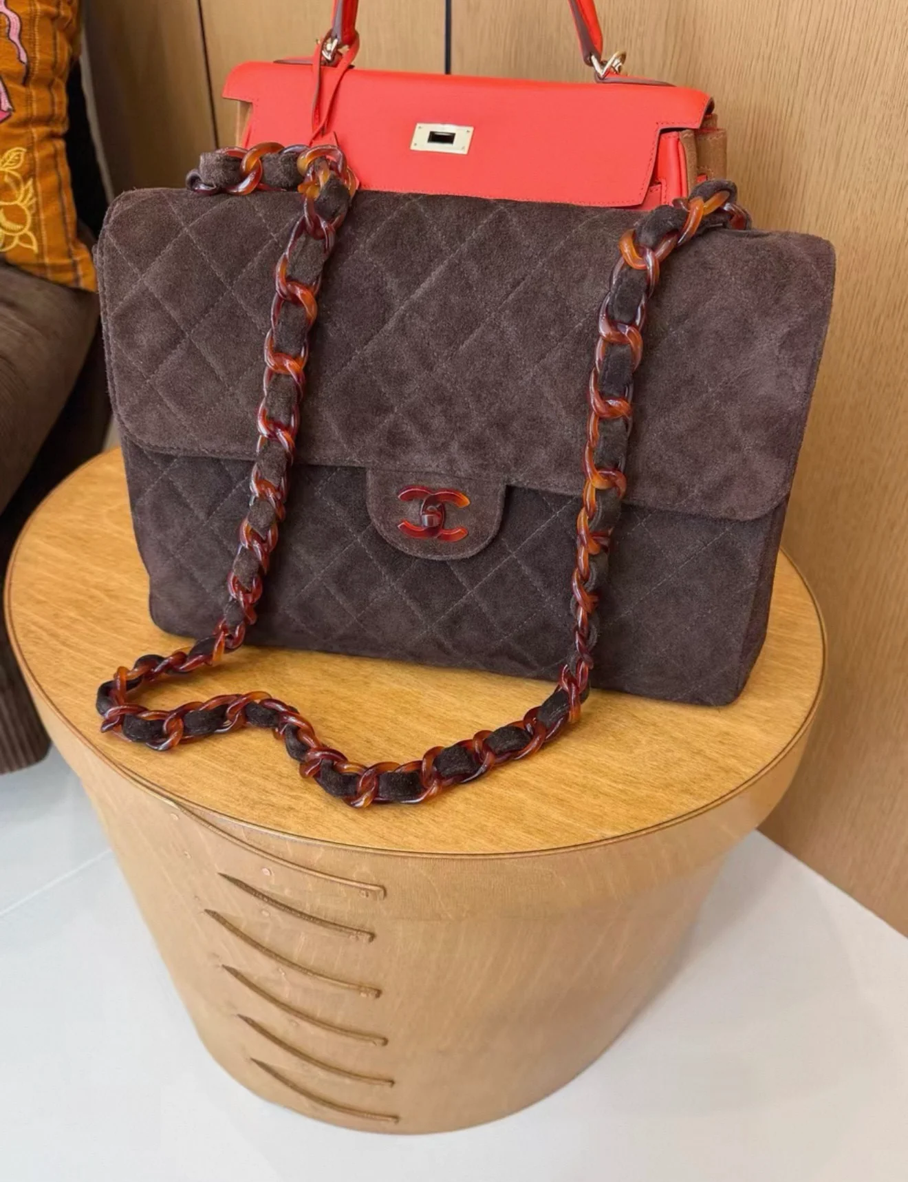 Chanel Maxi Fla Bag in brown suede leather with tortoise hardware - Image 2