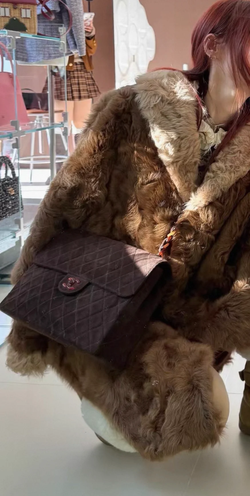 Chanel Maxi Fla Bag in brown suede leather with tortoise hardware - Image 3