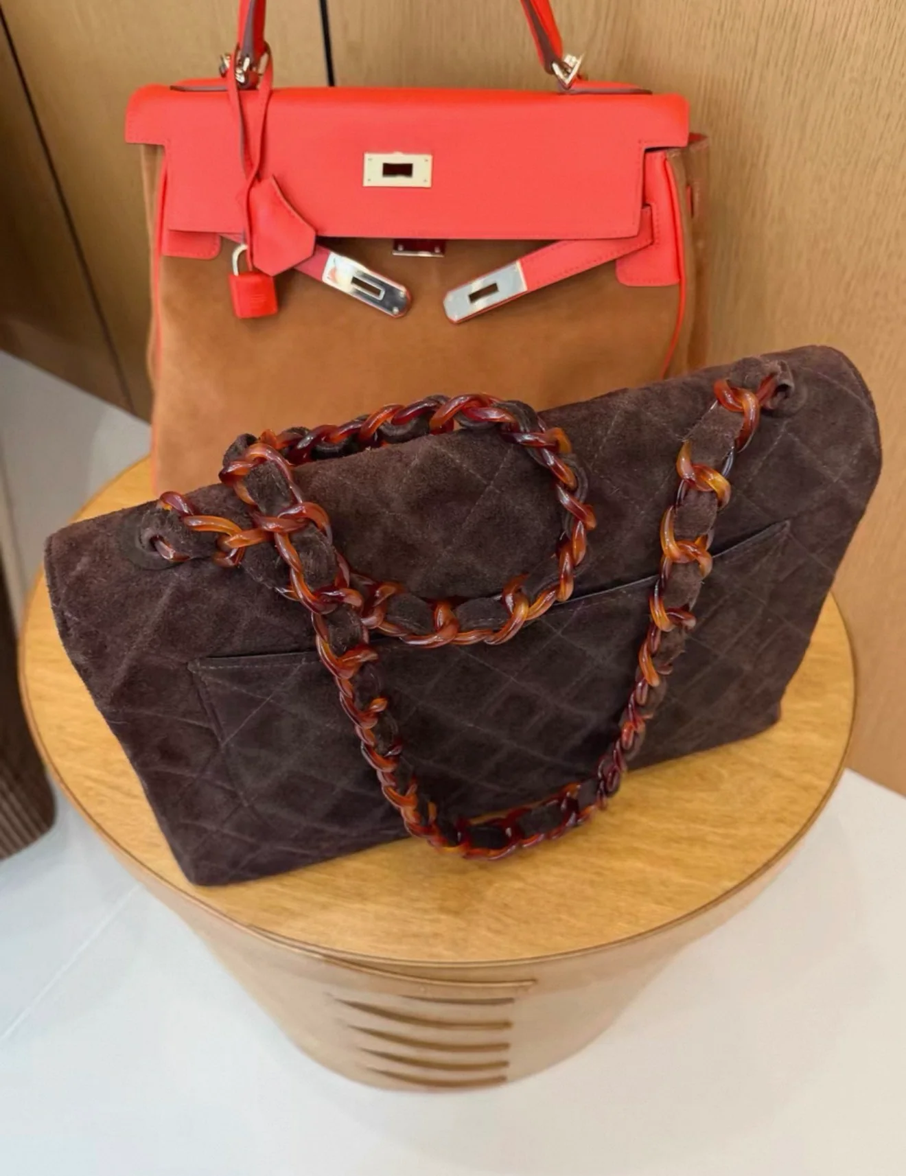 Chanel Maxi Fla Bag in brown suede leather with tortoise hardware - Image 4