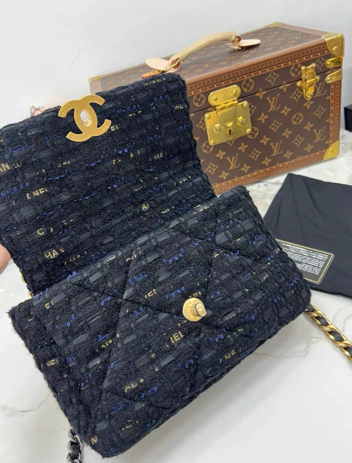 Chanel Medium Tweed 19 Flap Black - Image 4