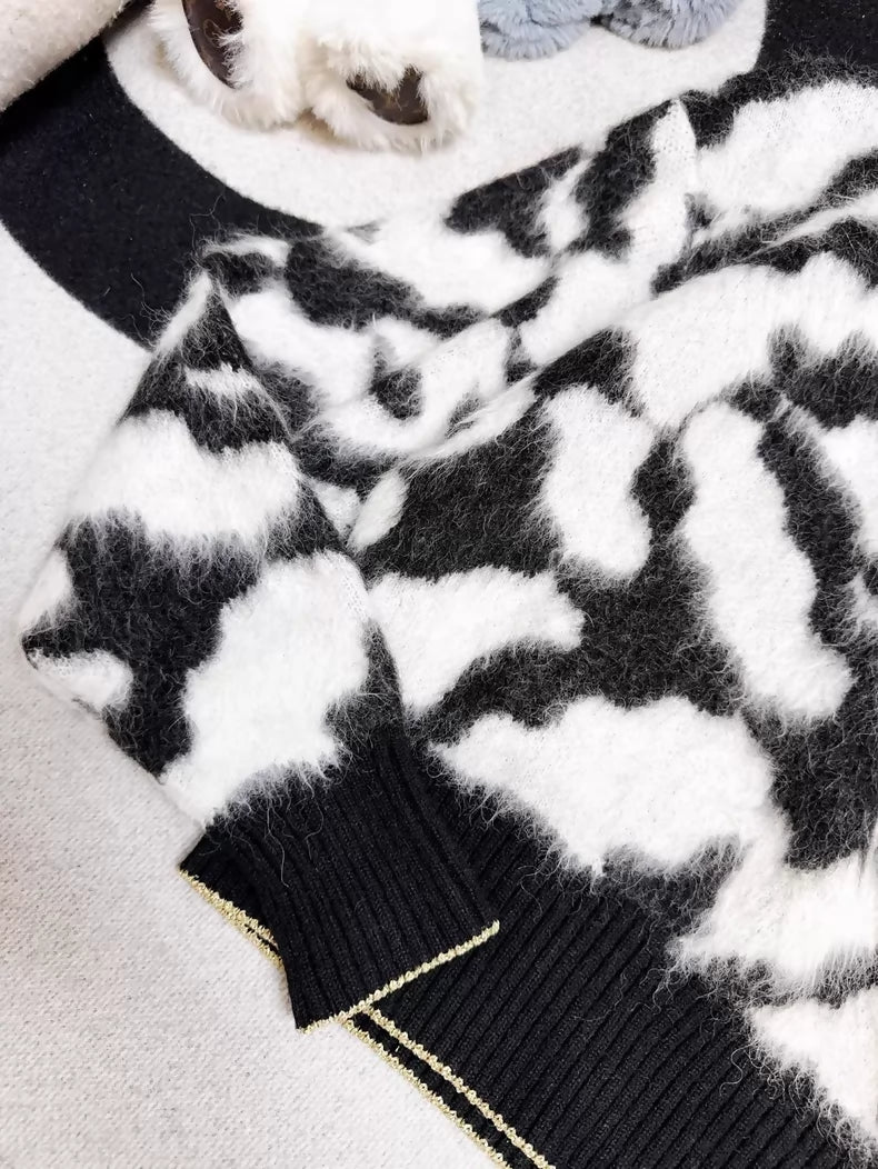 Chanel 20A Black and White Camellia Mohair Sweater with Gold Buttons - Image 3
