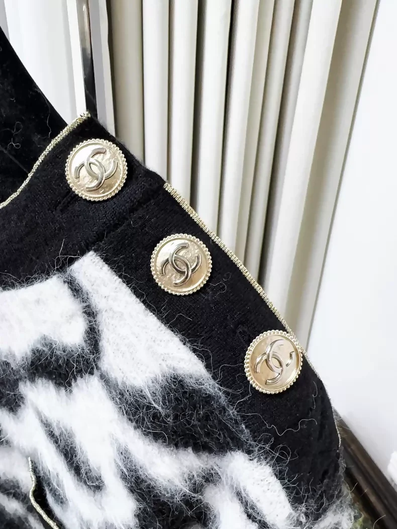 Chanel 20A Black and White Camellia Mohair Sweater with Gold Buttons - Image 5