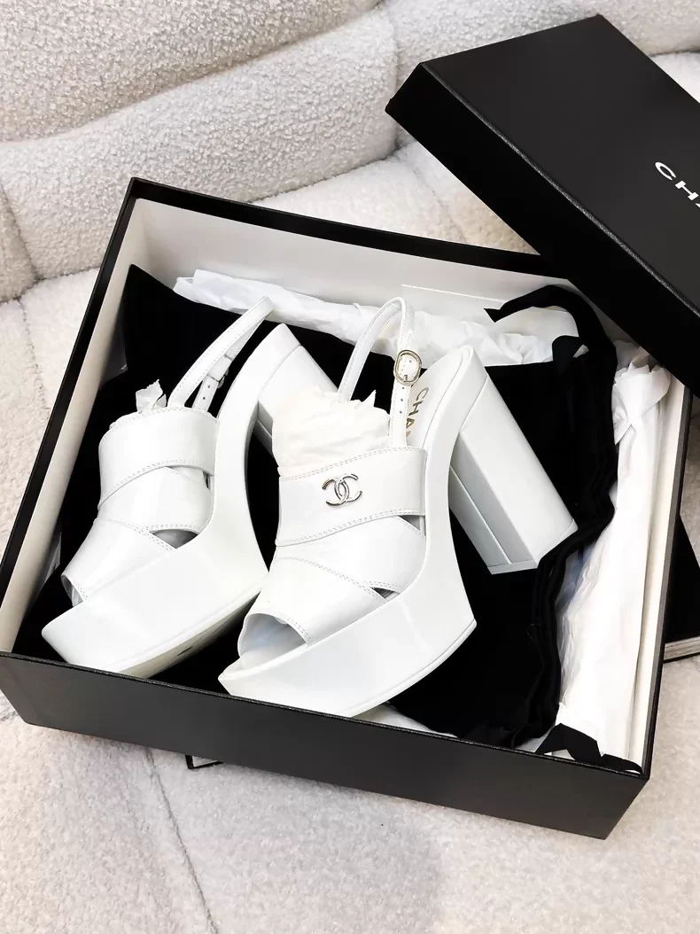 Chanel 23A white patent leather platform pumps - Image 3