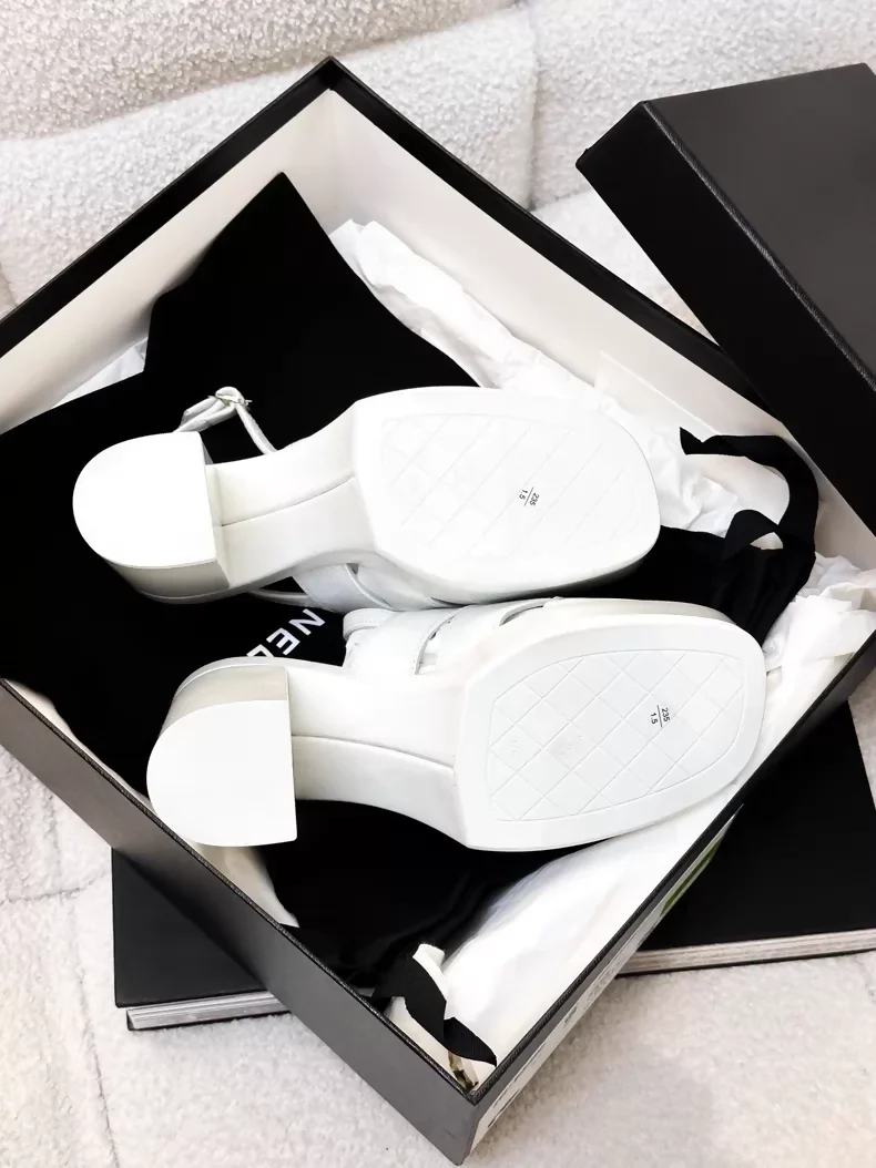 Chanel 23A white patent leather platform pumps - Image 5