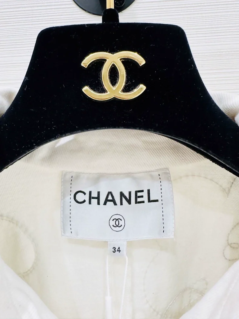 Chanel Métiers d'Art white denim jacket with beaded camellia - Image 2