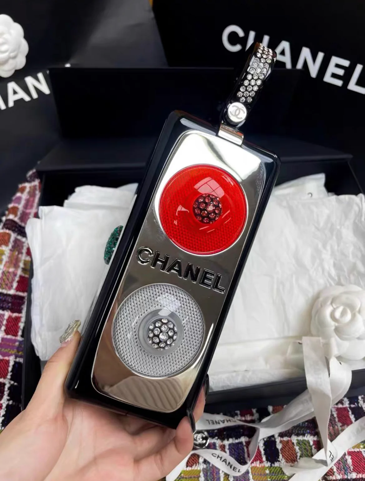 CHANEL MINAUDIÈRE LIMITED EDITION PLEXIGLASS TRAFFIC SILVER-TONE HARDWARE - Image 4
