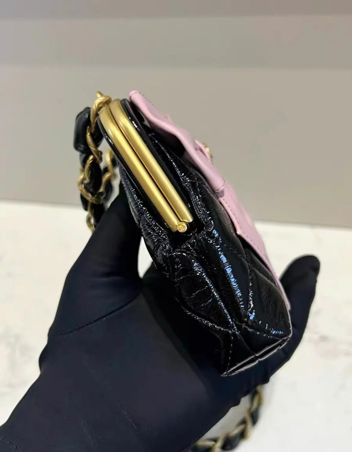 Chanel Mini Clutch with Bow Crossbody Bag Black Shiny Lambskin and Pink Patent Crumpled Lambskin Antique Gold Hardware - Image 3
