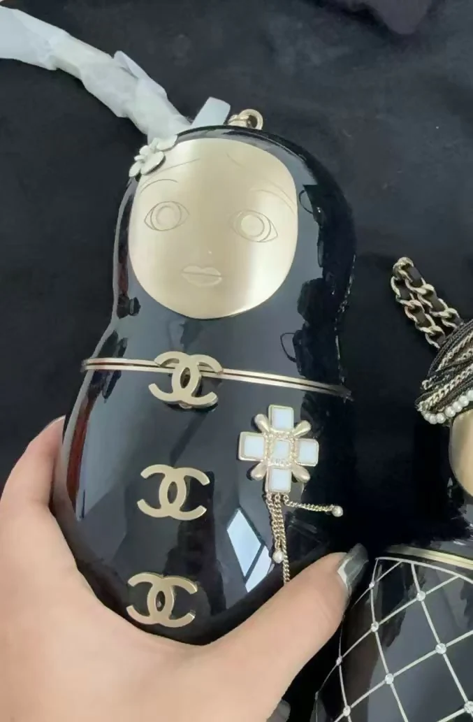 Chanel Moscow doll minaudière - Image 2