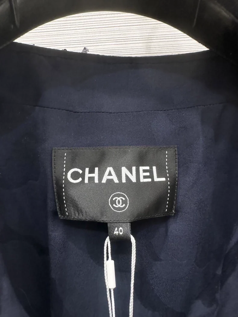 Chanel 25P navy blue sequined tweed vest & Skirt - Image 3