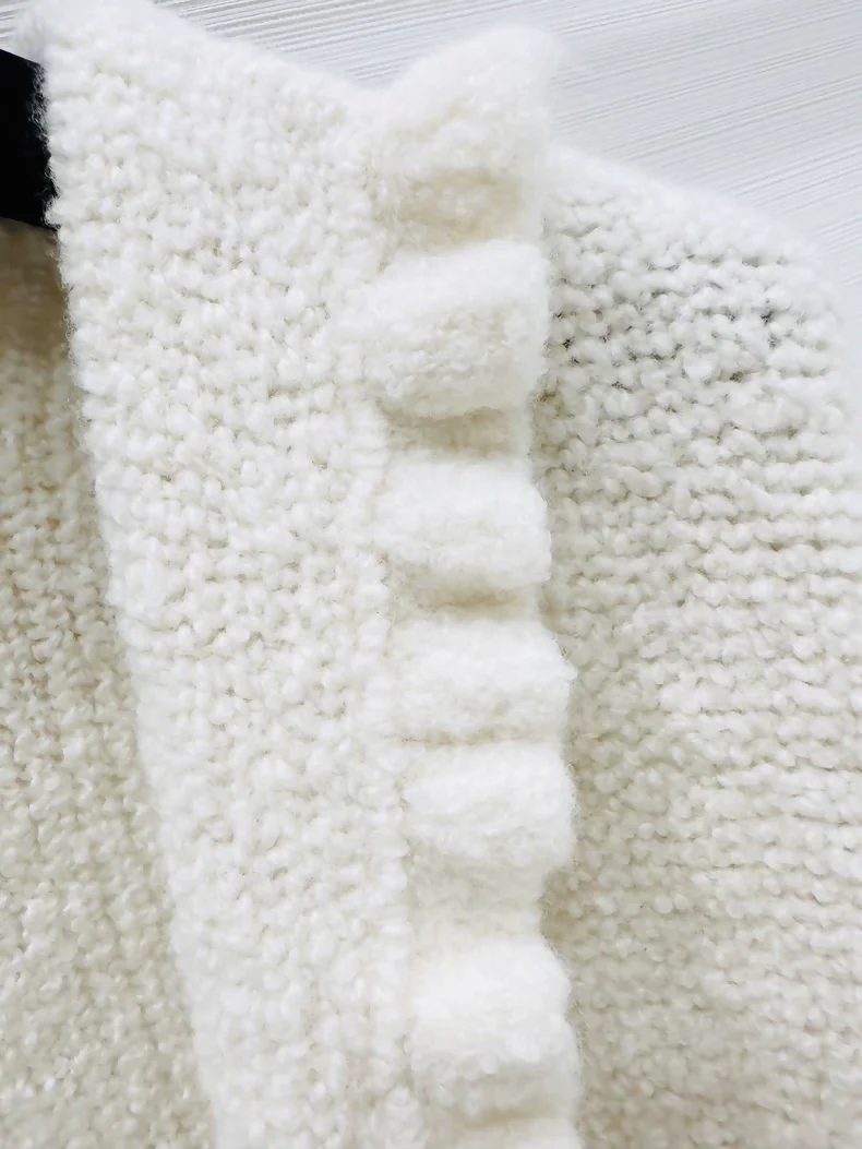 Chanel 24k off-white  knit top with ruffled sleeves and a V-neck - Image 3