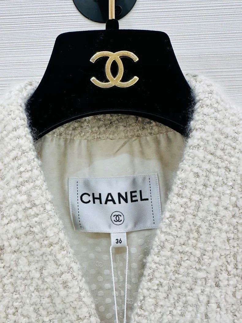 Chanel 24C ecru tweed cardigan with belt - Image 2