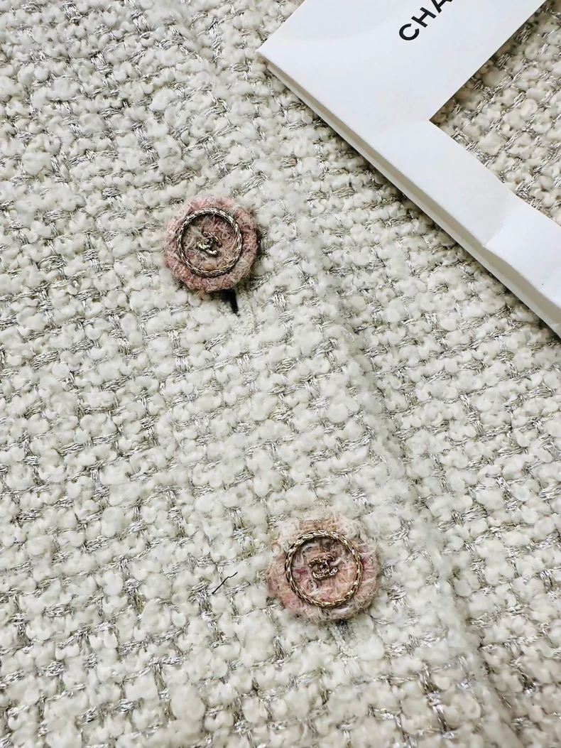 Chanel 24C ecru tweed cardigan with belt - Image 3