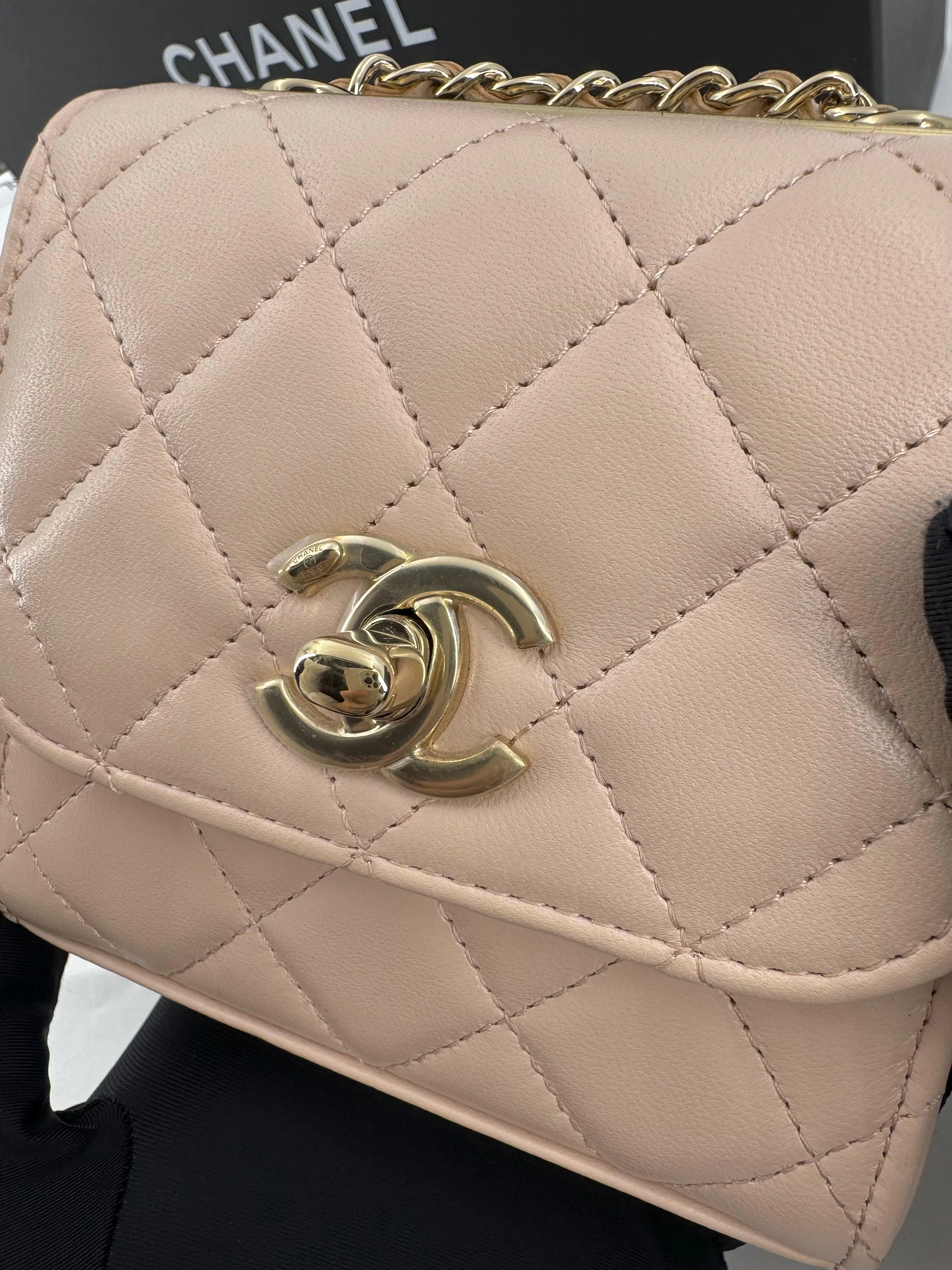 Chanel peach quilted leather coin purse with gold chain strap - Image 3