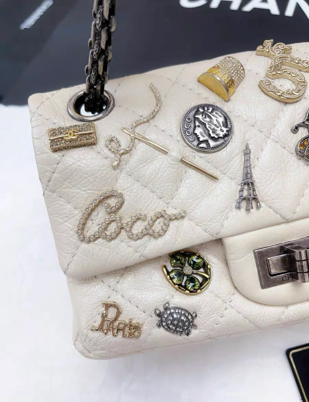 Chanel Pearl White Quilted Leather Limited Edition Lucky Charm Reissue 2.55 Classic Flap Bag - Image 2