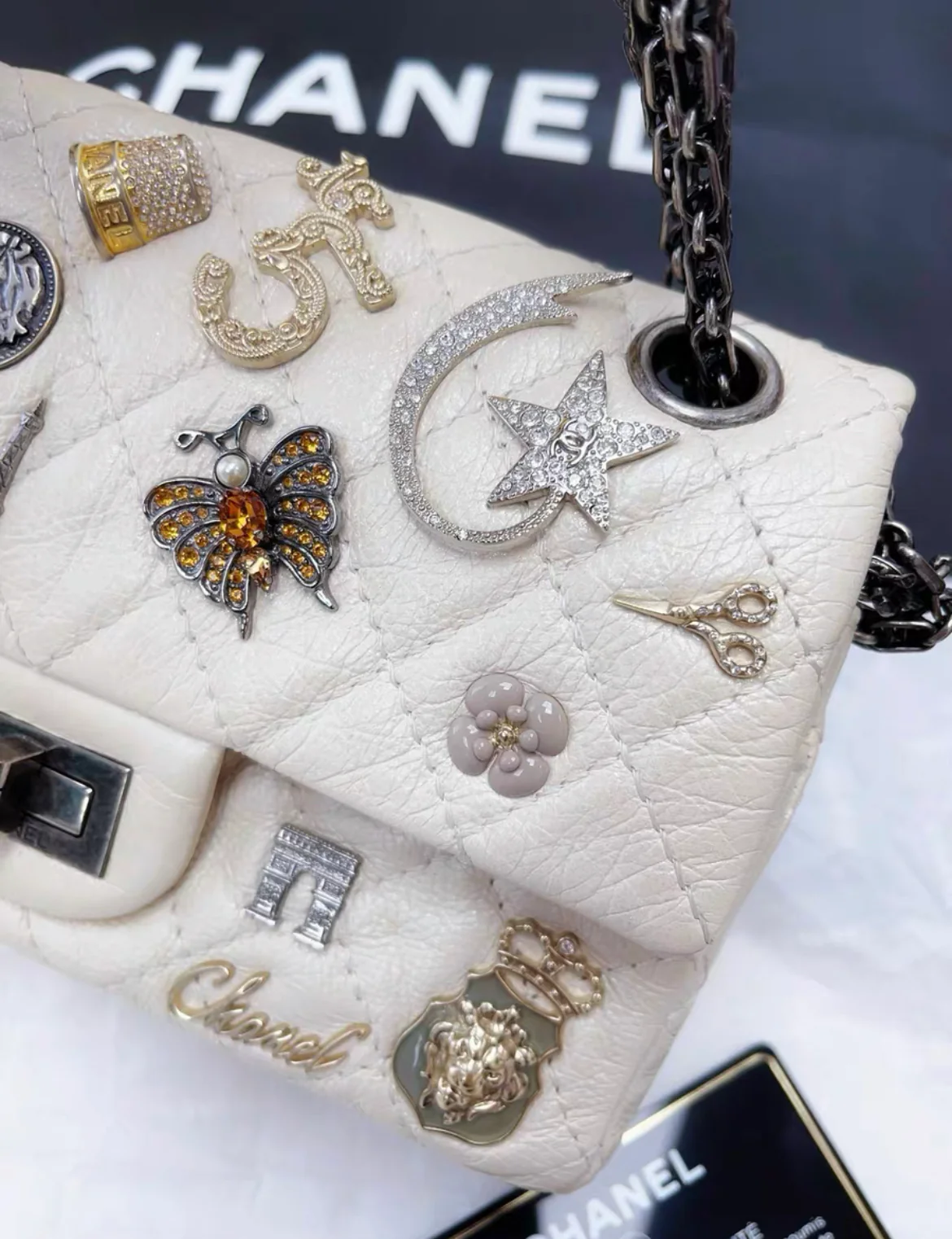 Chanel Pearl White Quilted Leather Limited Edition Lucky Charm Reissue 2.55 Classic Flap Bag - Image 3