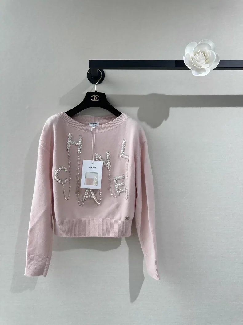Chanel 21S pink cashmere sweater with pearl and rhinestone embroidery and letter embroidery