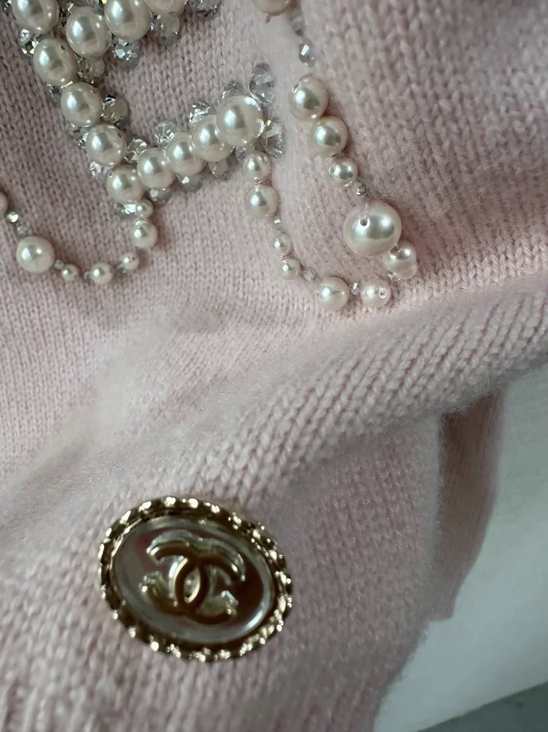 Chanel 21S pink cashmere sweater with pearl and rhinestone embroidery and letter embroidery - Image 2