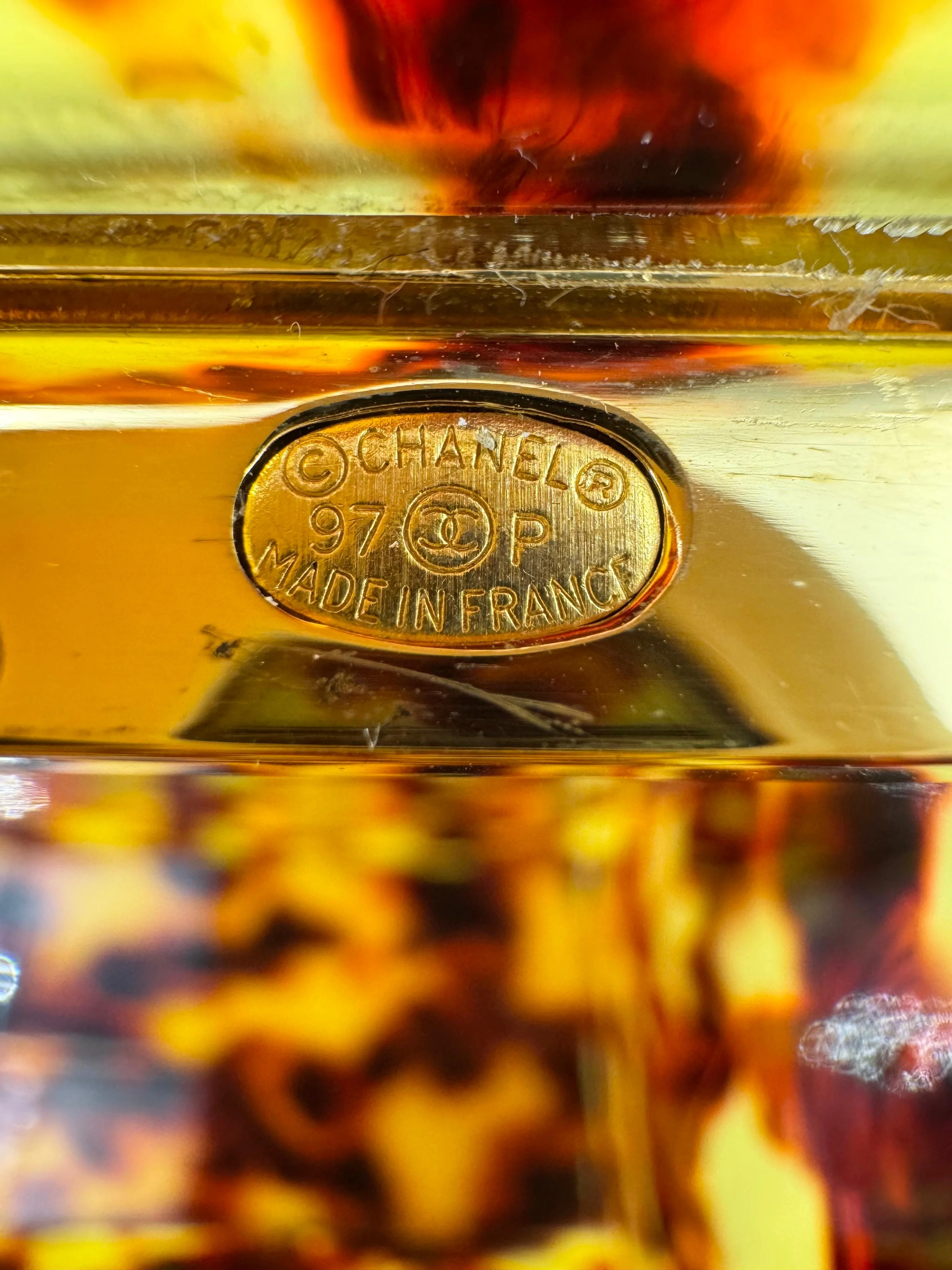 CHANEL 1997 Tortoiseshell shoulder bag with gold hardware - Image 5