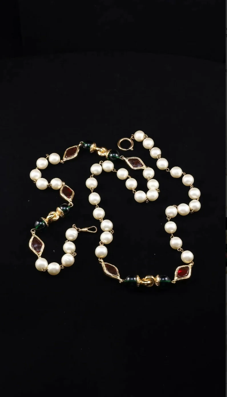 Chanel red and green glass pearl necklace - Image 2
