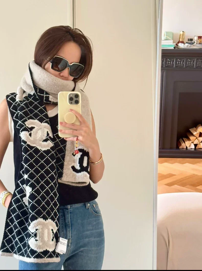 Chanel 24 scarf black and ecru - Image 2