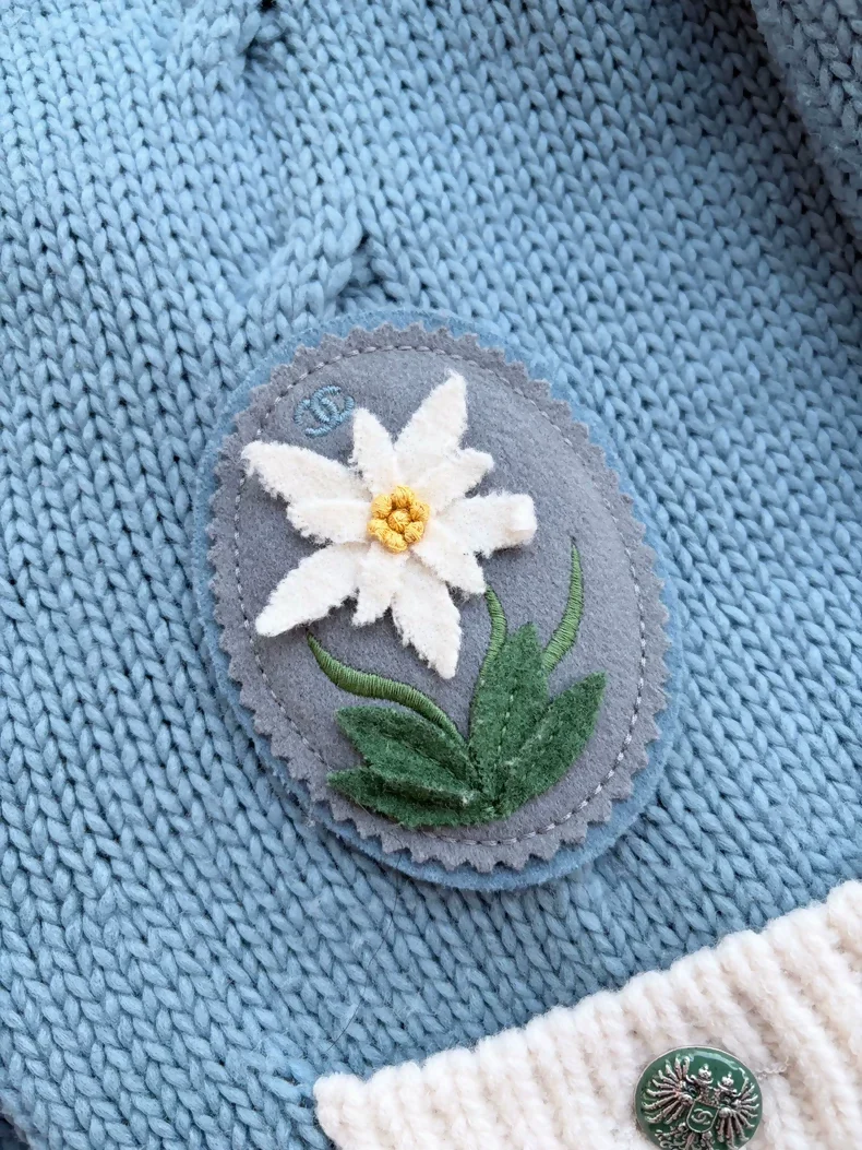 Chanel 2015 Blue Cashmere Badge Cardigan - Image 9