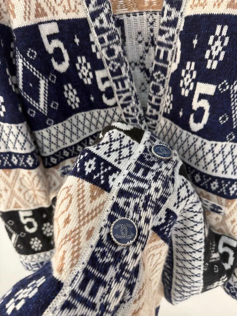 Chanel N5 cashmere cardigan - Image 3