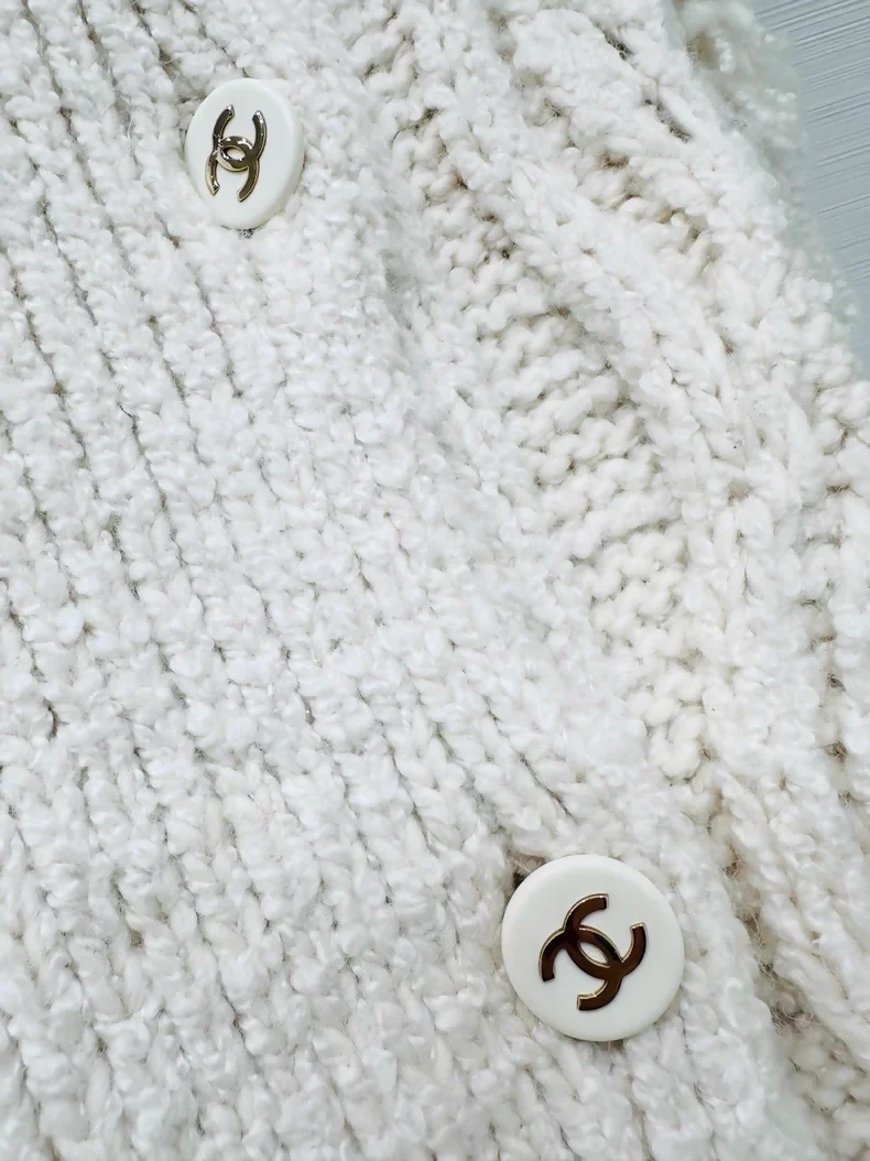 Chanel 18B Ski Collection Cardigan - Image 2