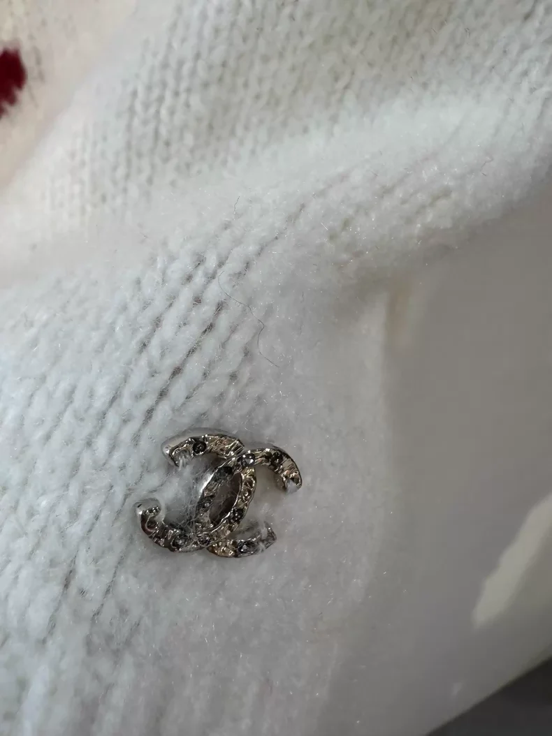 Chanel Ski Collection White Floral Turtleneck Cashmere Sweater - Image 2