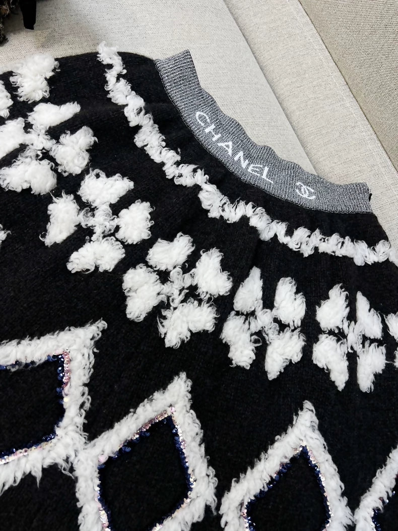 Chanel 2019 Snow Collection black and white knit skirt - Image 2