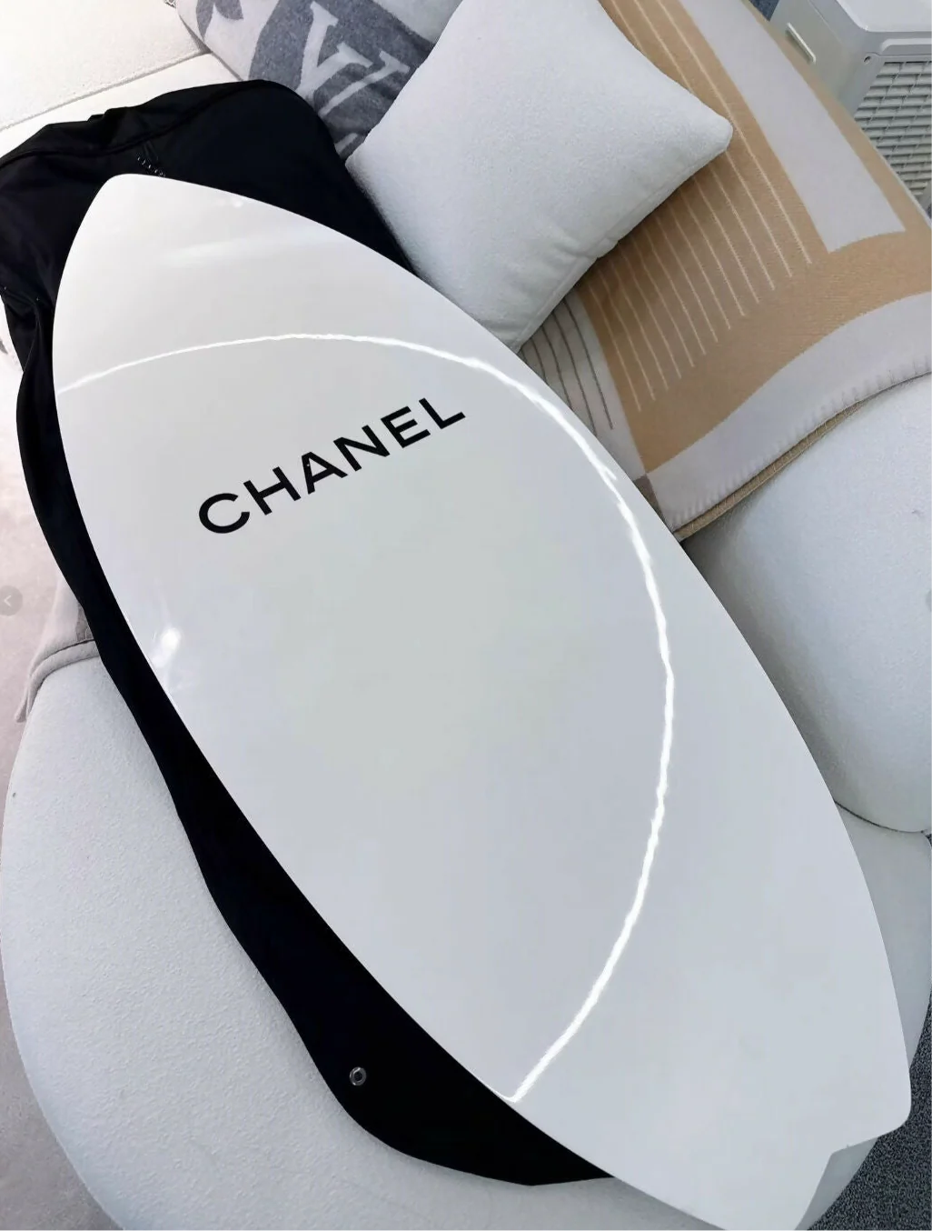 Chanel white surfboard - Image 2