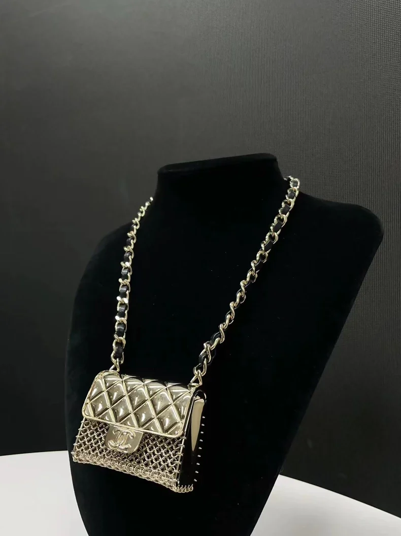 Chanel Spring/Summer 2021 mini bag necklace in leather and metal chain - Image 3
