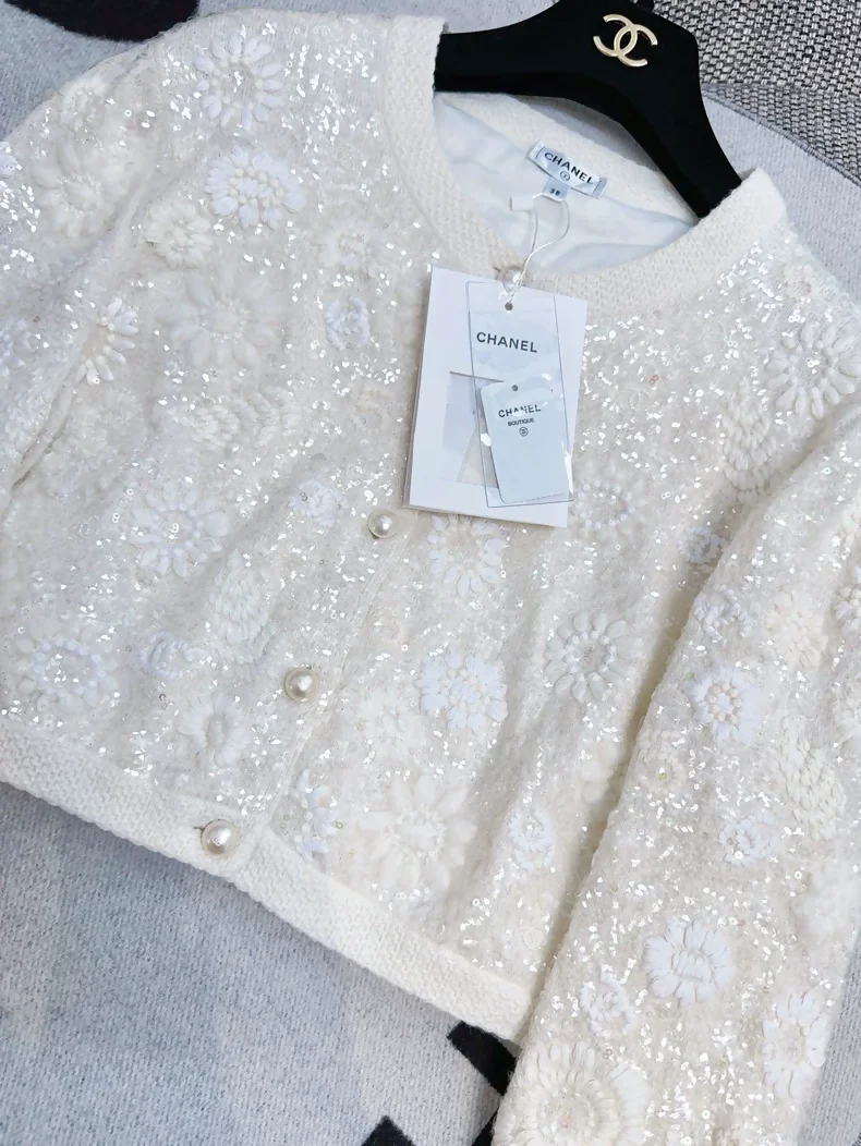 Chanel 21S ecru embroidered sequined camellia knit cardigan - Image 2