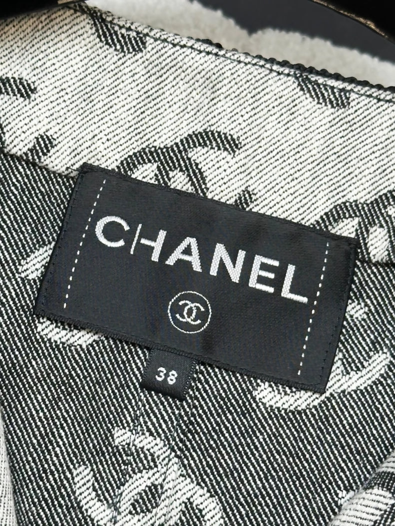 Chanel 2022 grey all-over double C print denim jacket with black sequin trim - Image 3