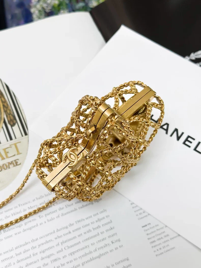Chanel 23C gold star chain crossbody bag - Image 3
