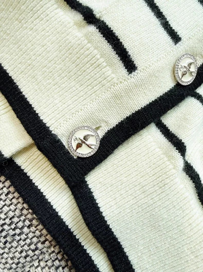 Chanel 25S yellow and black striped cardigan - Image 5