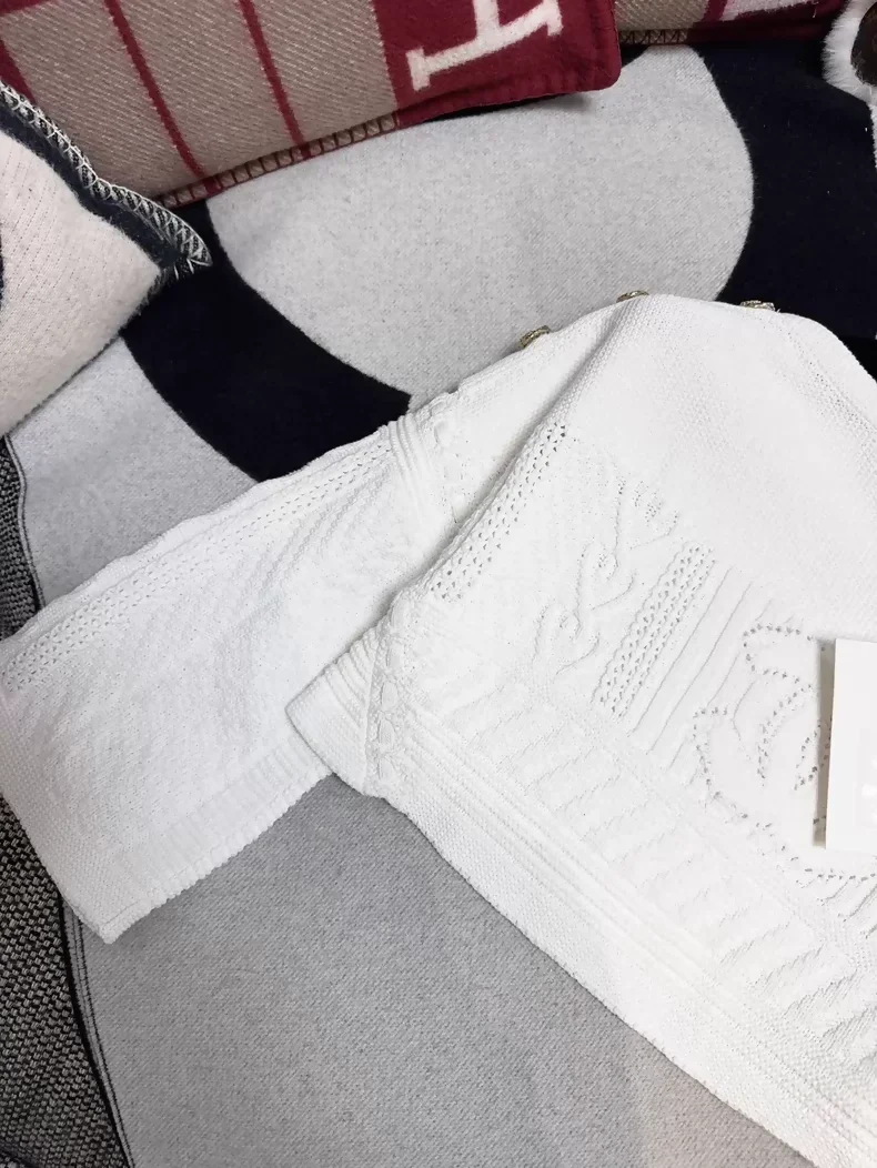 Chanel 20P White Double C Jacquard Knit Off-Shoulder Top - Image 4